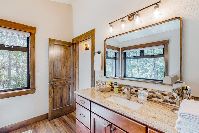 Room 4, Leaning Pine Point in Harrison, Kootenai