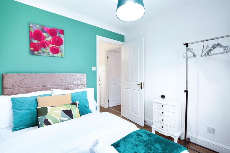 Room 4, Spacious Wimbledon House Lovely Garden Parking, London