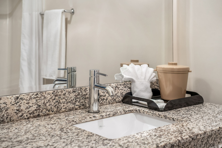 Bathroom 3, Glen Lyon Inn & Suites, Mount Waddington