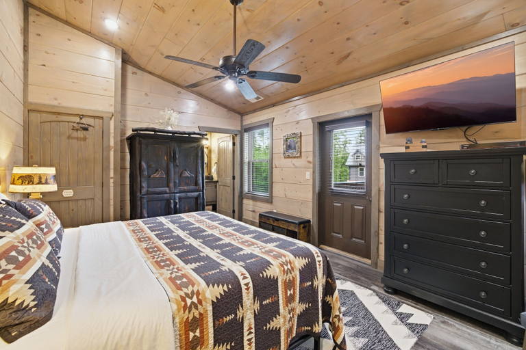 Room 4, Grand Splash Lodge 6 Bedroom Cabin, Sevier