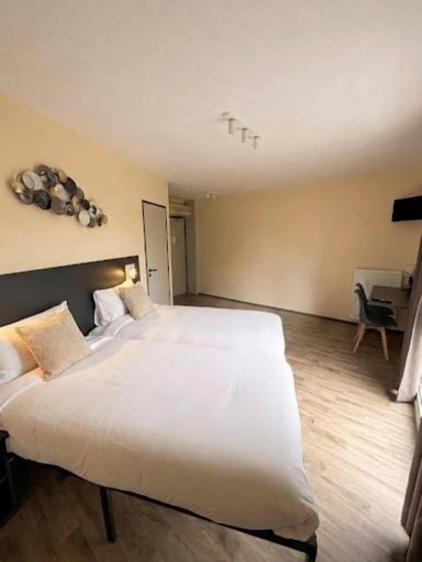 Bedroom 4, Logis Hotels Les Colonnes Strasbourg Zénith, Bas-Rhin