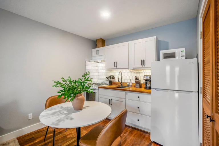 Room 4, Urban Gated Studio Near Downtown Houston and NRG, Houston