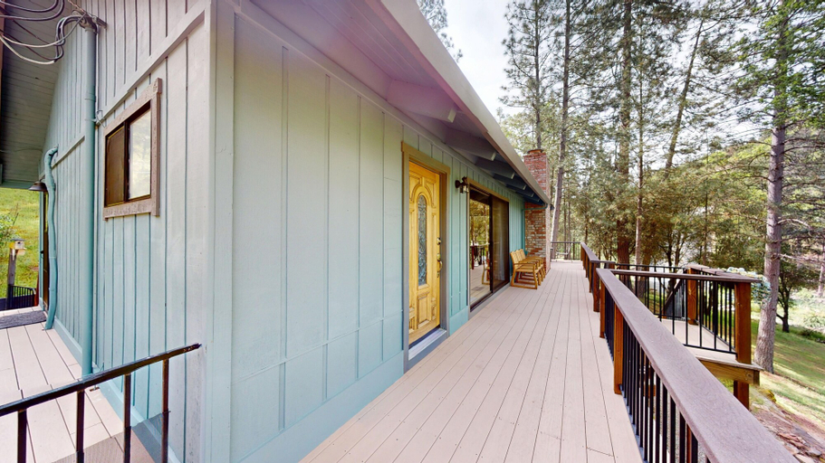 Terrace/patio, Grateful Getaway - Serene Mountain Retreat 2 Bedroom Home, Tuolumne