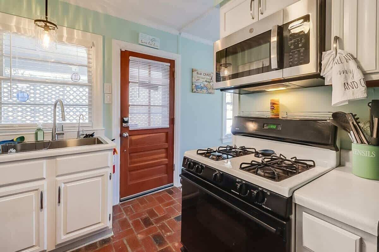 Private kitchen 5, The Cozy Blue Cottage, Harrison
