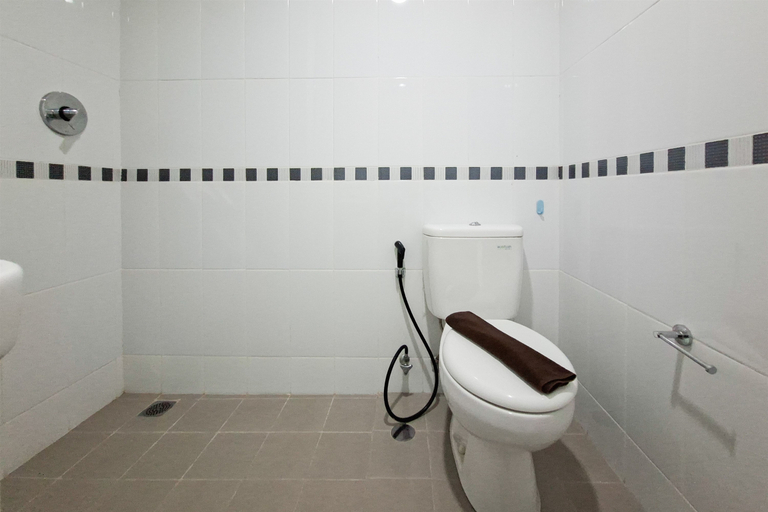 Bathroom 2, Restful and Serene Studio Room at Apartment Trimezia - Beverly By Travelio, Tangerang