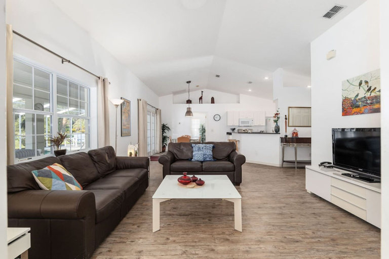 Room 5, Villa Prins Two Spacious Primary Bedrooms Ensuites, Citrus
