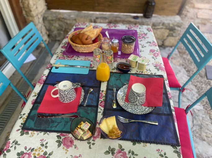 Food & Drinks, La Chambre Haute, spa et jardin exterieur a Nimes, Gard