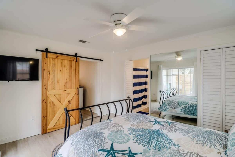 Room 2, Sea La Vie in Long Beach, Harrison