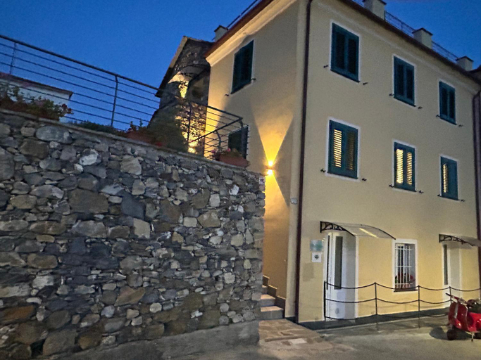Others 2, Affittacamere MontAle, La Spezia