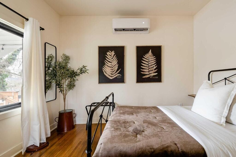 Room 2, The Hamlet by Stay Portland - Clinton, Multnomah