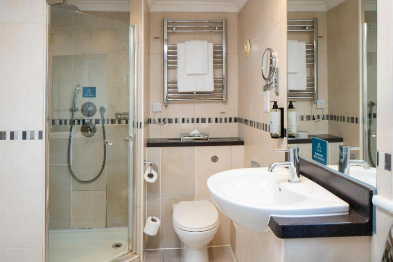 Bathroom 5, London Croydon Aerodrome Hotel by Sunday, London