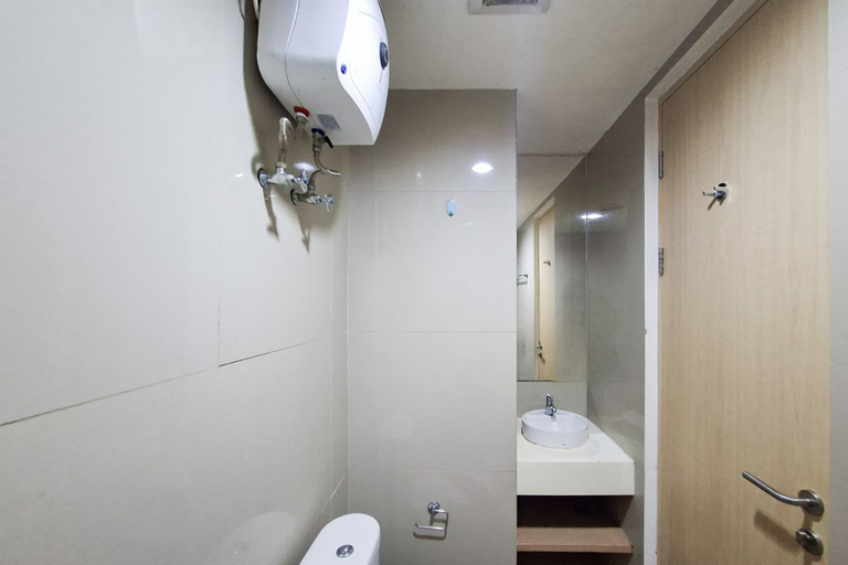 Bathroom 3, Neat and Nice Studio Room at Apartment Tree Park City BSD By Travelio, Tangerang Selatan
