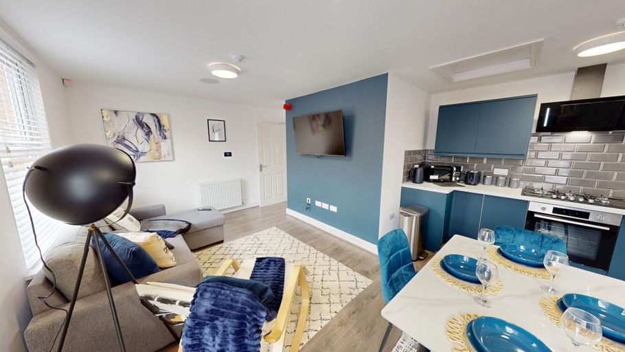 Room 2, 5 TVs 10 Mins to City 2 Showers Parking, Sefton