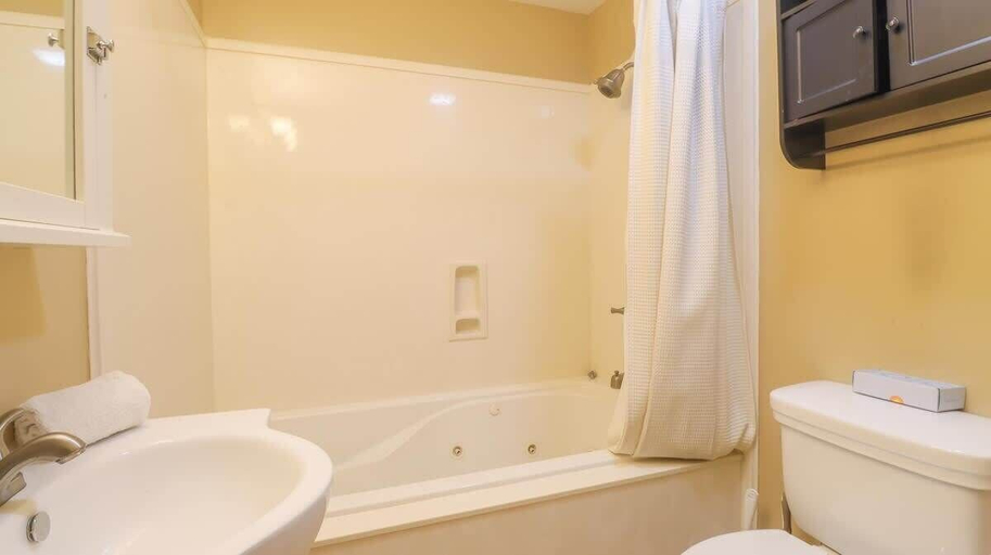 Bathroom, The Biloxi Beacon on Beverly, Harrison