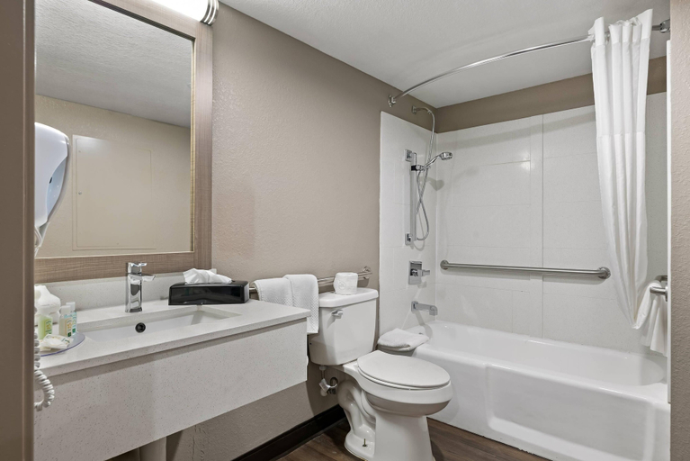 Bathroom 4, Quality Suites Wildwood - The Villages, Sumter