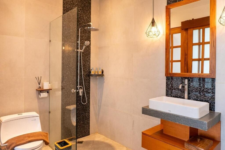 Bathroom 5, Paz Tropical Villa Ubud by Omkara Experience, Gianyar