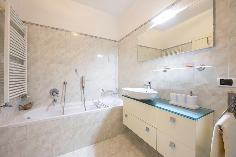 Bathroom 3, Suite 22, Trento