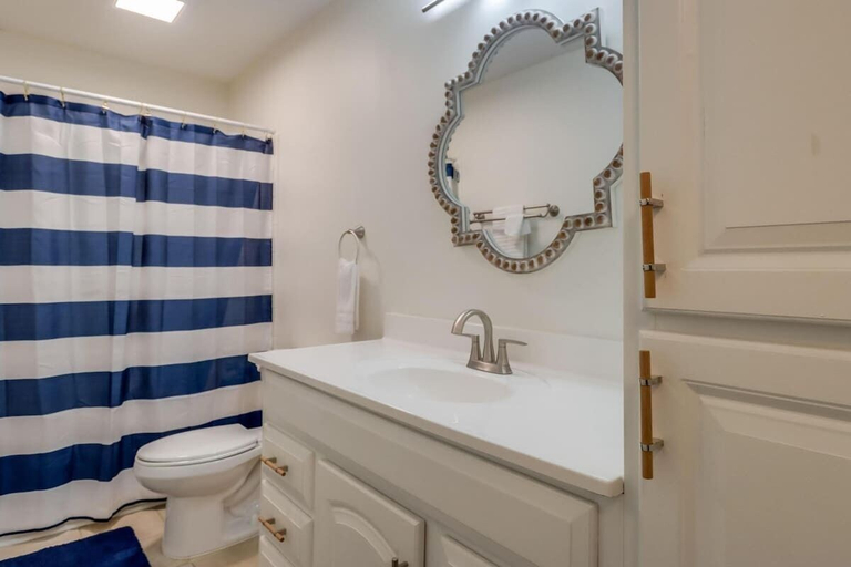 Bathroom 3, Sea La Vie in Long Beach, Harrison