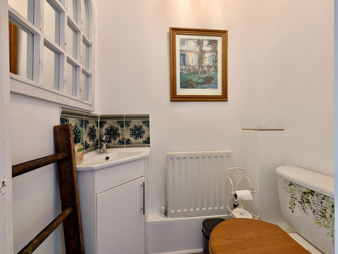 Room 5, Charming 2 bed House in Pinner, London