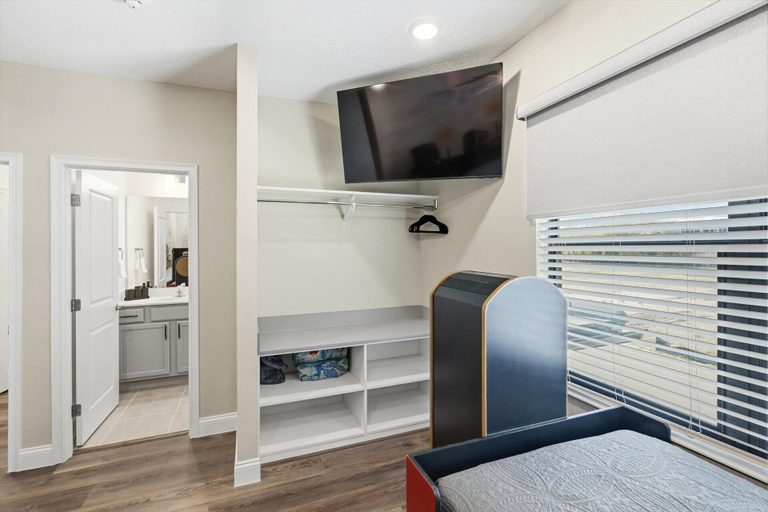 Room 4, Mba11085 8 Bedroom Home, Orange