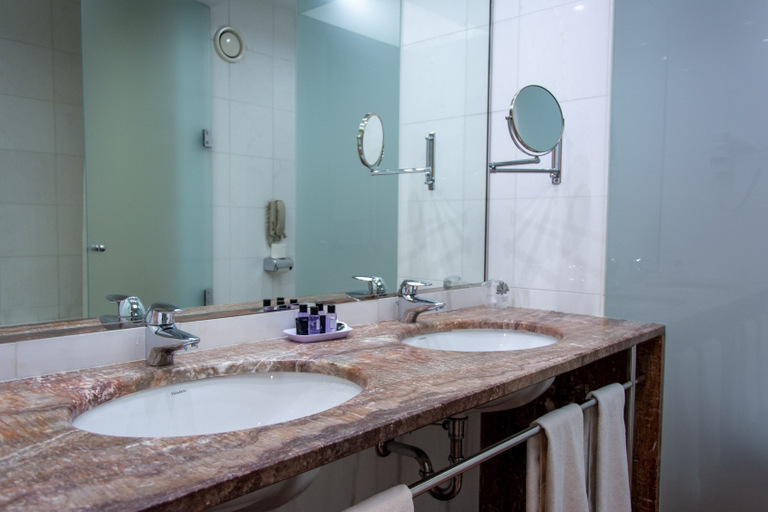 Bathroom 5, VIP Executive Entrecampos Hotel & Conference, Lisbon