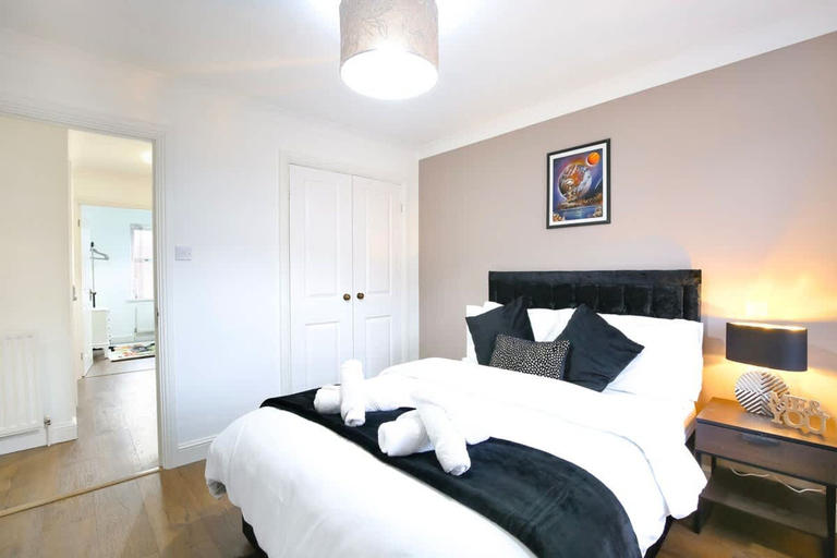 Room 3, Spacious Wimbledon House Lovely Garden Parking, London