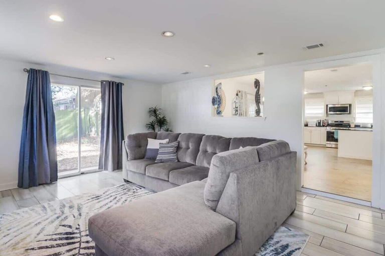 Living area 4, The Magnolia Retreat, Harrison