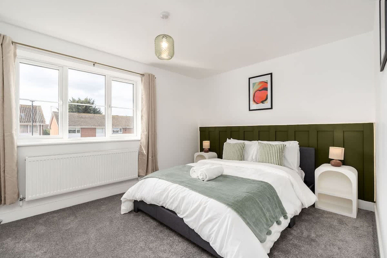 Room 4, Perfect Booking 3 Bed With Driveway Parking, Gloucestershire