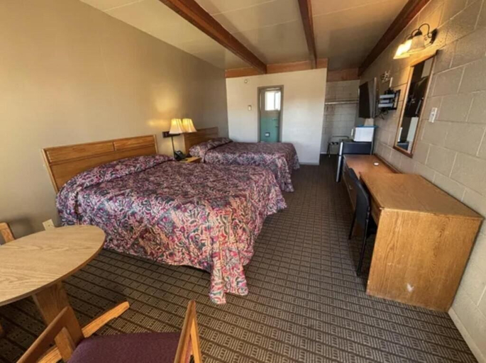 Bedroom 5, Economy Inn, Elko