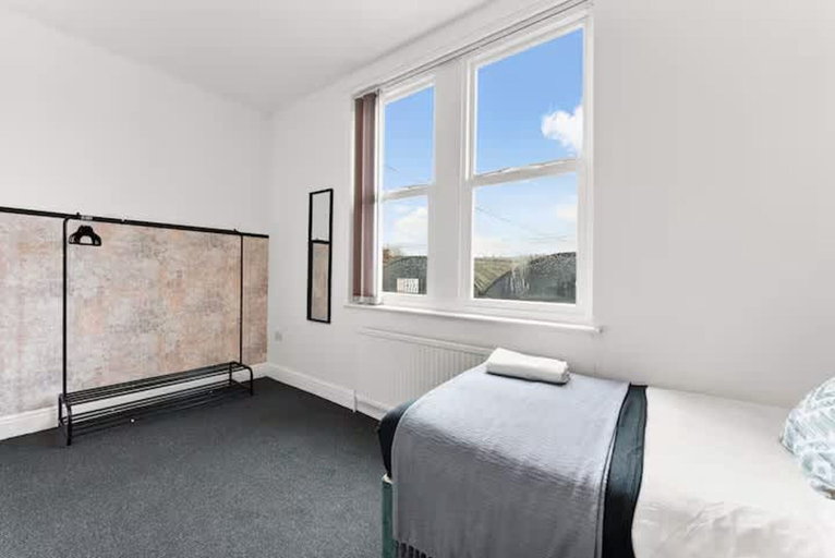 Room 3, Perfect Booking 4 Bed Home in Sheffield, Sheffield