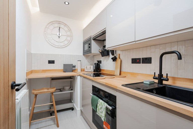 Room 4, Kitchenette W M Sofa Bed Ensuite Parking, Sefton