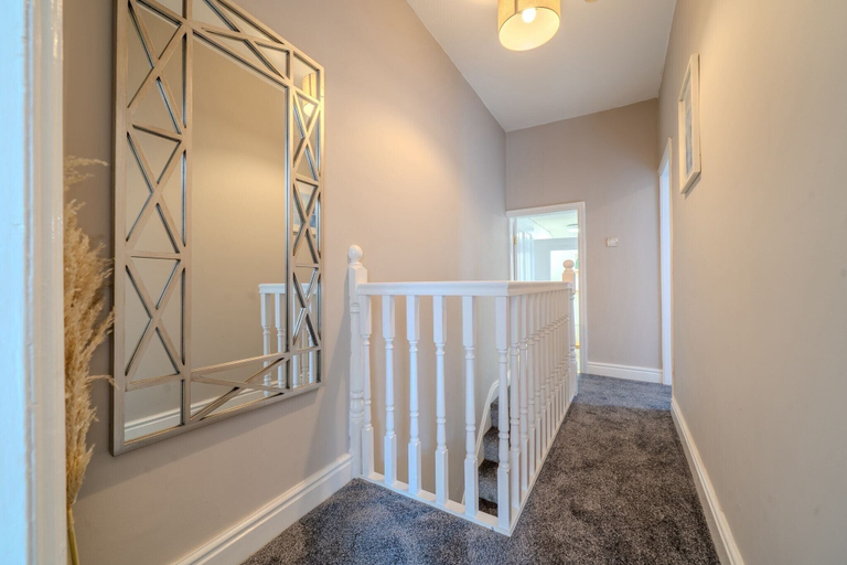 Interior 3, Sleeps 6 Spacious 3 Bed House w/ Free Parking, Sefton