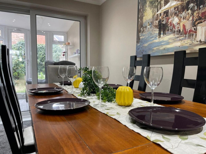 Dining 4, House Sleeps 6 With Garden and Parking, Leeds