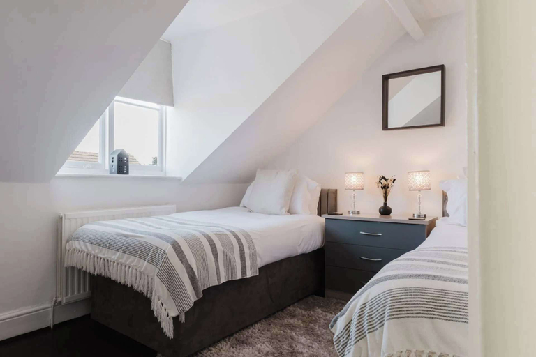 Room 5, 3 Bed Apartment Sleeps 6 Cotswolds Pets Welcome, Gloucestershire