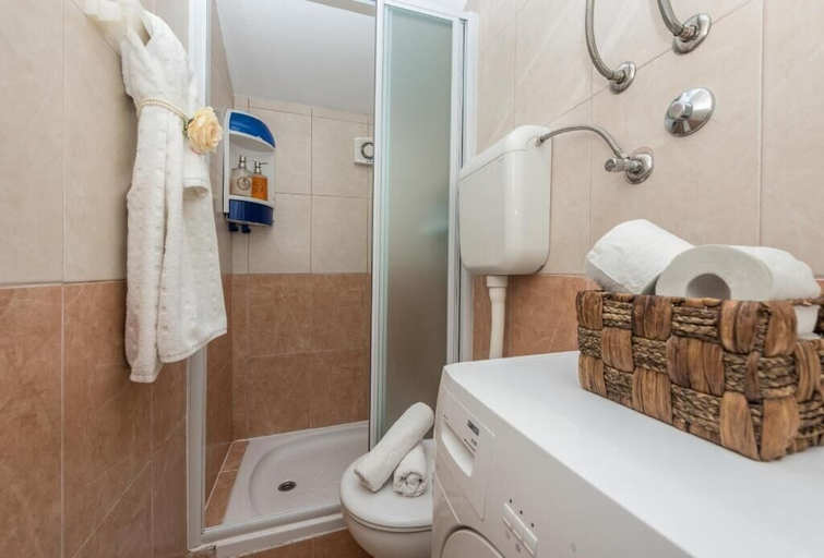 Bathroom 5, Apartman Listun, Makarska
