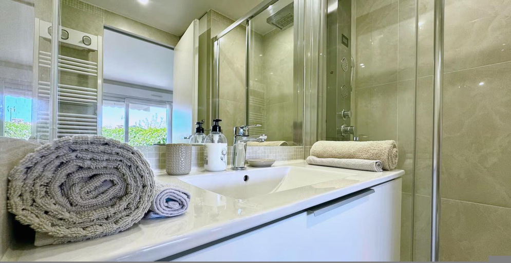 Room 3, Elegant Retreat Near Monaco Private Terrace, Alpes-Maritimes