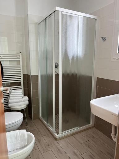 Bathroom 4, Hotel Franca, Ravenna