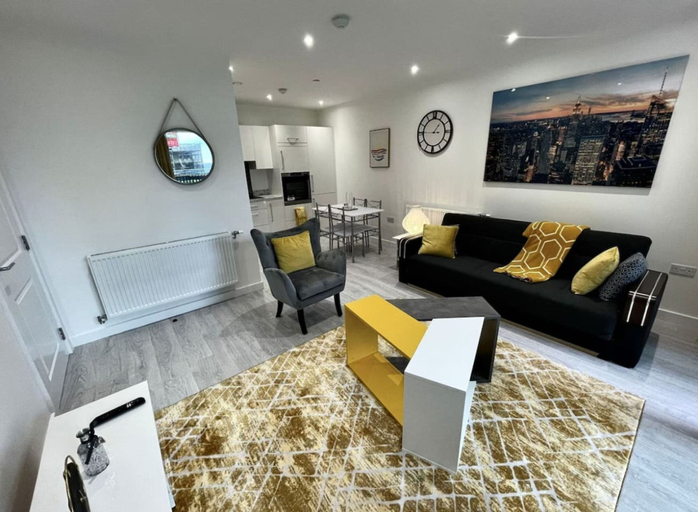 Room 3, Comfortable 2-bed Apartment With Balcony Sleeps 5, London