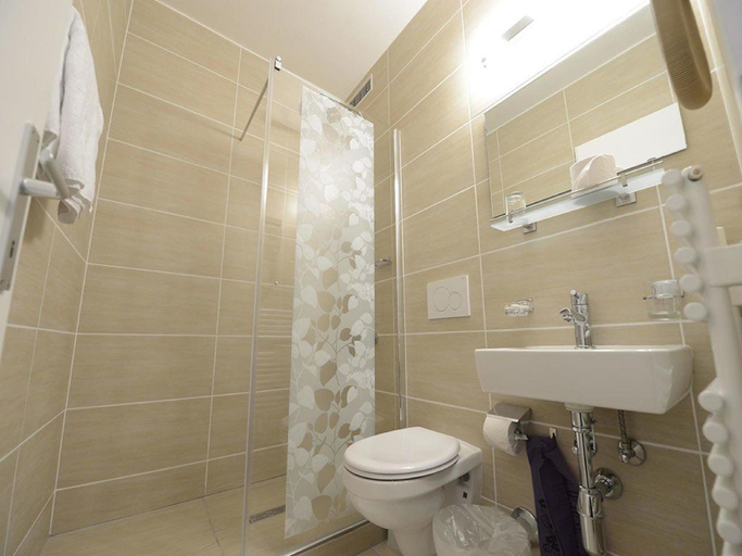 Bathroom 3, Hotel Carmen, Genève