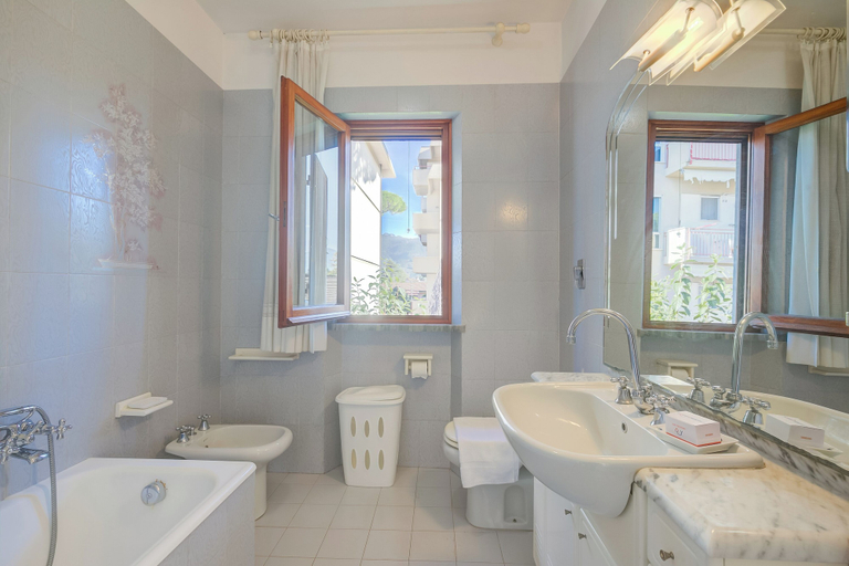 Bathroom, Casa Vittoria 800m from sea, Lucca