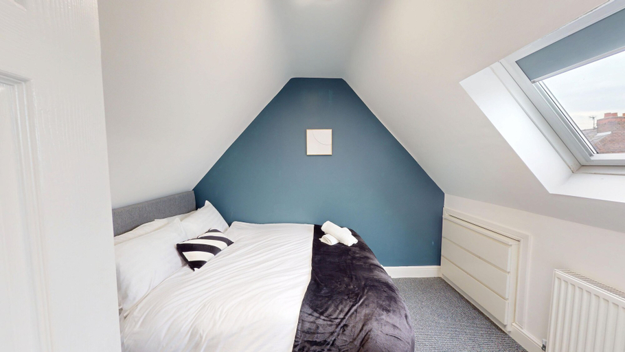 Room 3, 5 TVs 10 Mins to City 2 Showers Parking, Sefton