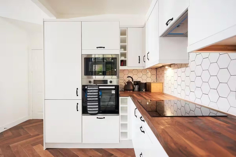 Private kitchen 3, Near Old Trafford - Parking - Wifi - Sleeps 5, Manchester