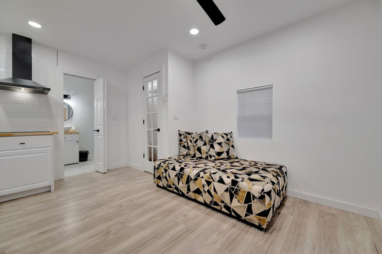 Room 5, Spacious Studio Just 10 Mins to St Pete Beach, Pinellas