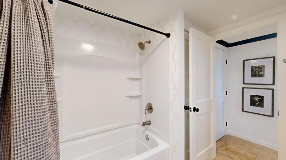 Bathroom 3, 240 Captains Quarters, Beaufort