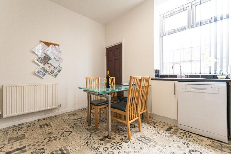 Room 3, Comfortable 2BR House in Bolton Sleeps 4, Bolton