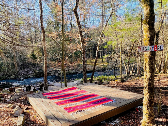 Room 4, Streamside Luxury Home Lake Naomi, Monroe