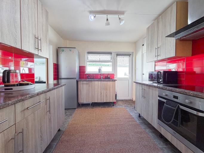 Private kitchen, Indigo Blue - 2 Bedroom Holiday Home - Manorbier, Pembrokeshire