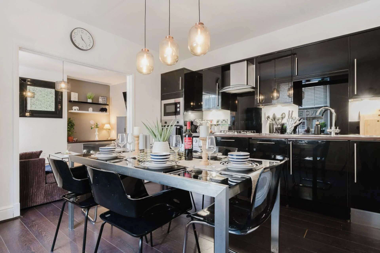 Private kitchen 2, 3 Bed Apartment Sleeps 6 Cotswolds Pets Welcome, Gloucestershire