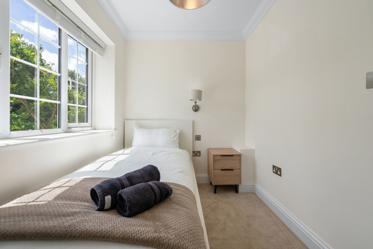 Room 3, Spacious 3BR Flat in Stroud Haven, Gloucestershire