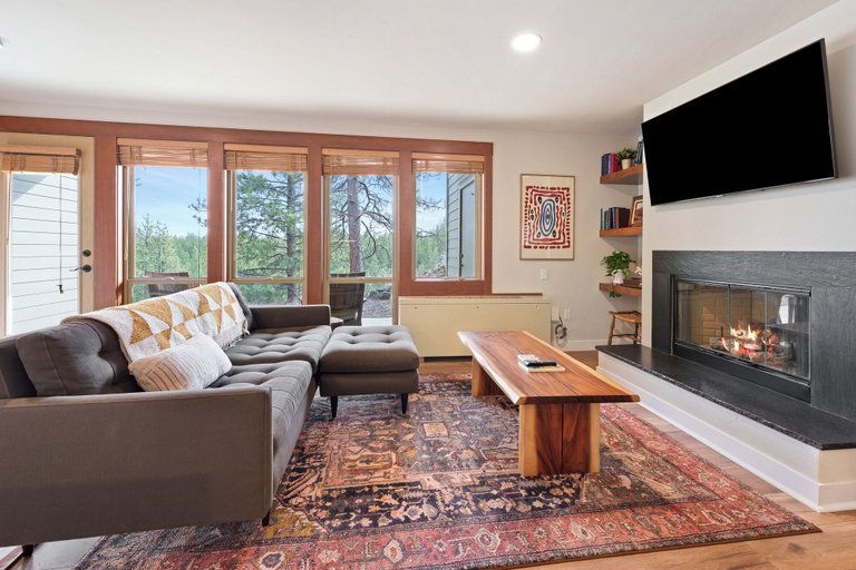 Interior 4, Seventh Mountain 1417, Deschutes